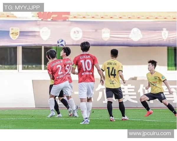 某知名足球明星被曝出轨事件引发热议球迷纷纷讨论其婚姻状况