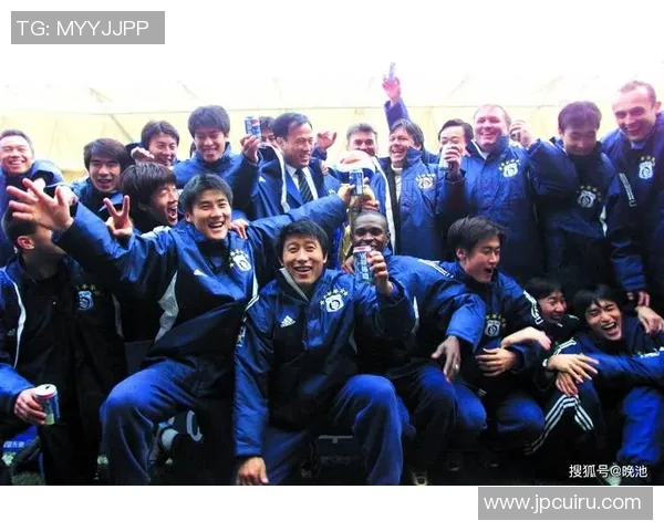 足球明星与球迷亲密互动合影留念展现激情与友谊的瞬间 足球明星与球迷亲密互动合影留念展现激情与友谊的瞬间