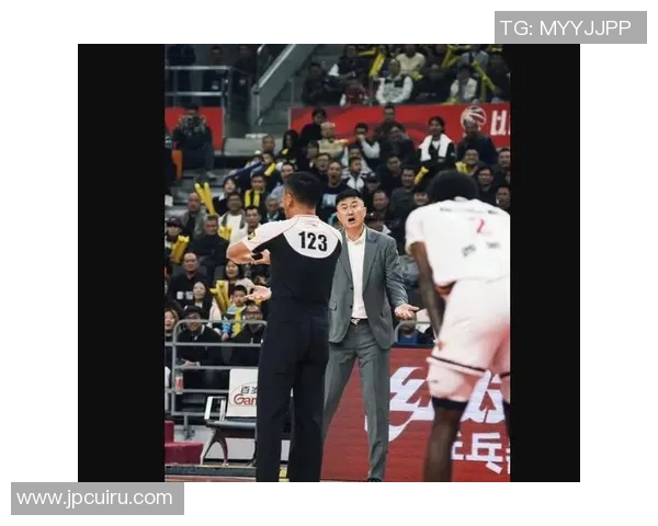 篮球明星因场上争议行为被罚站引发球迷热议与媒体关注