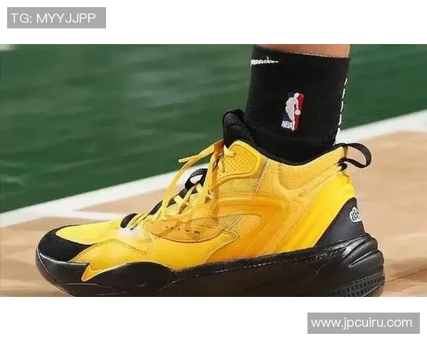 篮球明星鞋柜揭秘：那些年他们穿过的经典球鞋与背后的故事